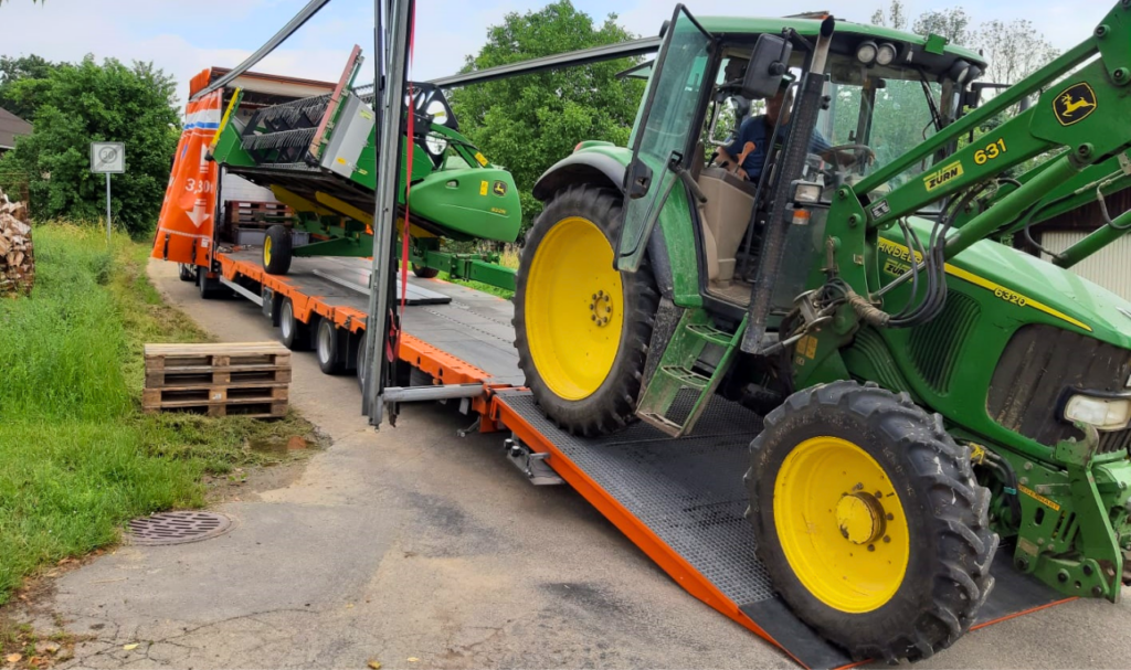 Ebenerdige Verladung Transport Traktor Bulldog Fahrzeugtransport Klappe mit Rüdinger